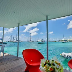 https://aqua-lodge-floating-villas.comcaribbean.com